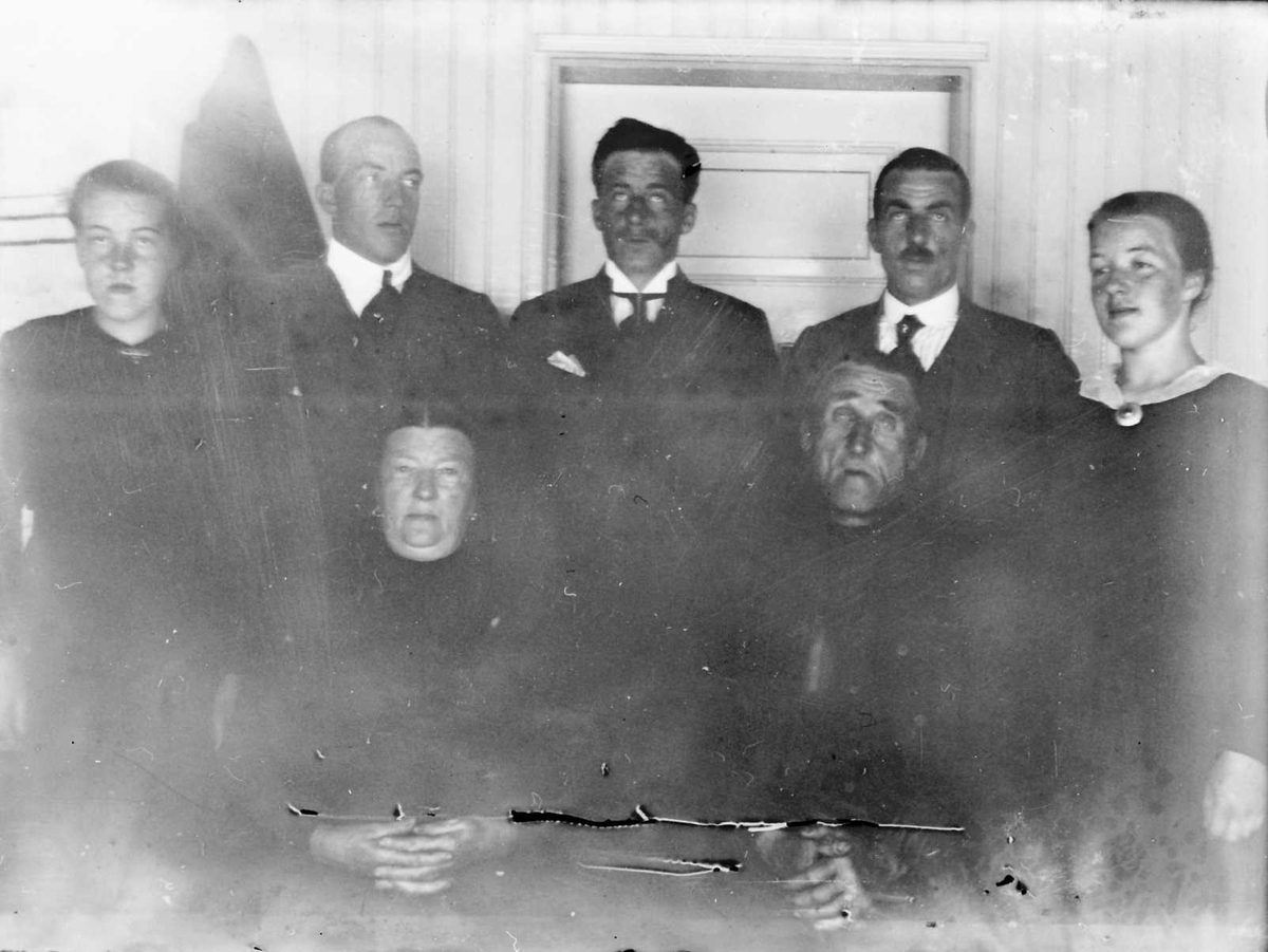 Rachel Haarseth, Gruppebilde, personer, klær, bygning.