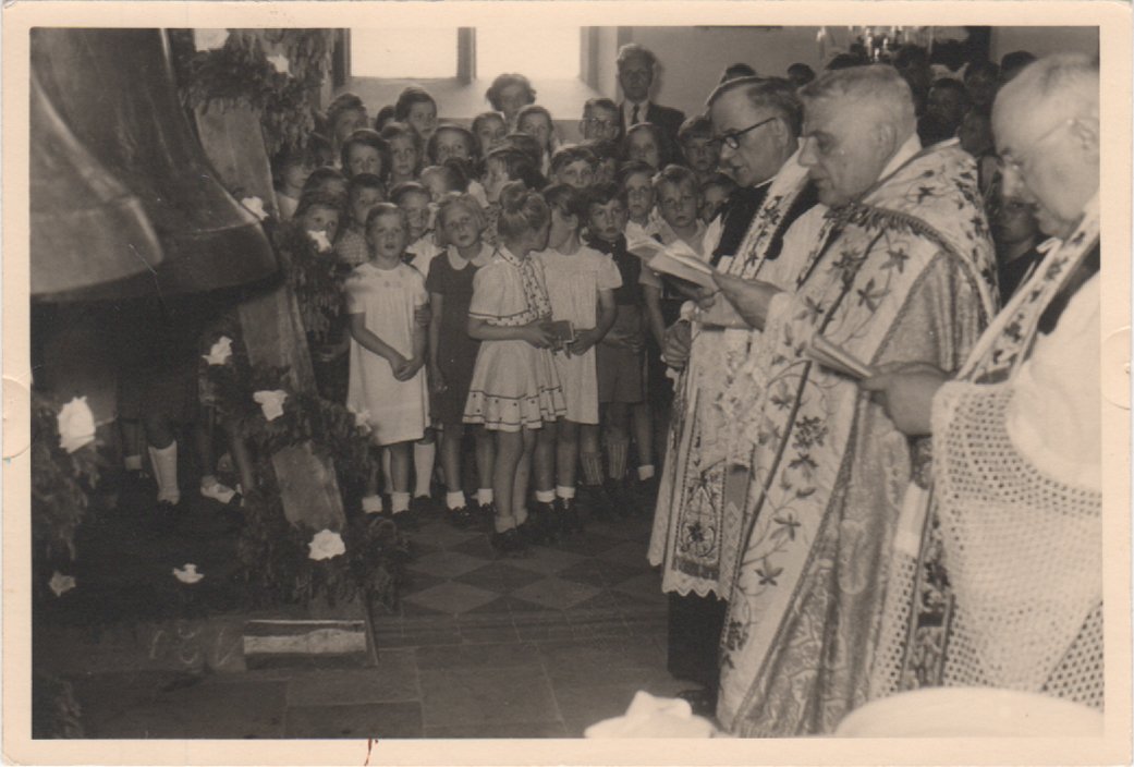 Jupp Schuld, Fotografie der Glockenweihe 1953 in Bodendorf/Ahr