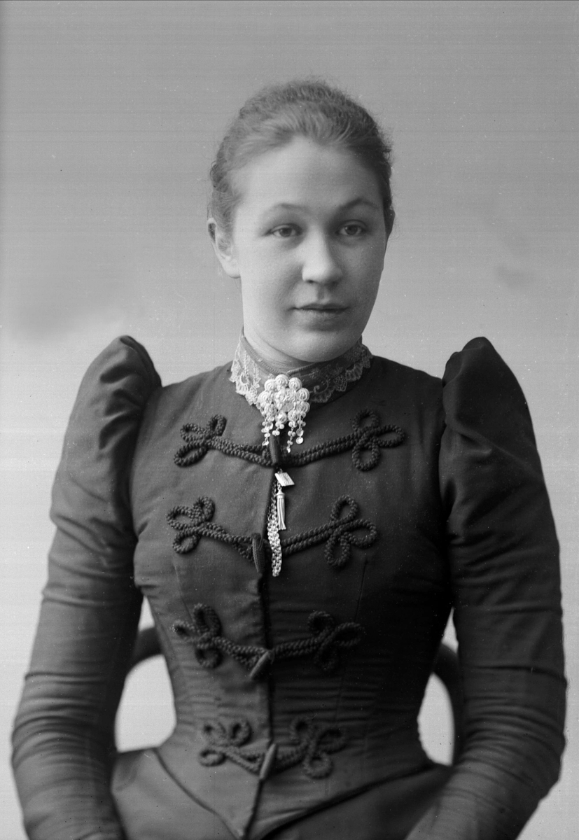 Gustav Borgen, Portrett av Mathea Baltersen i kjole med puffermer.