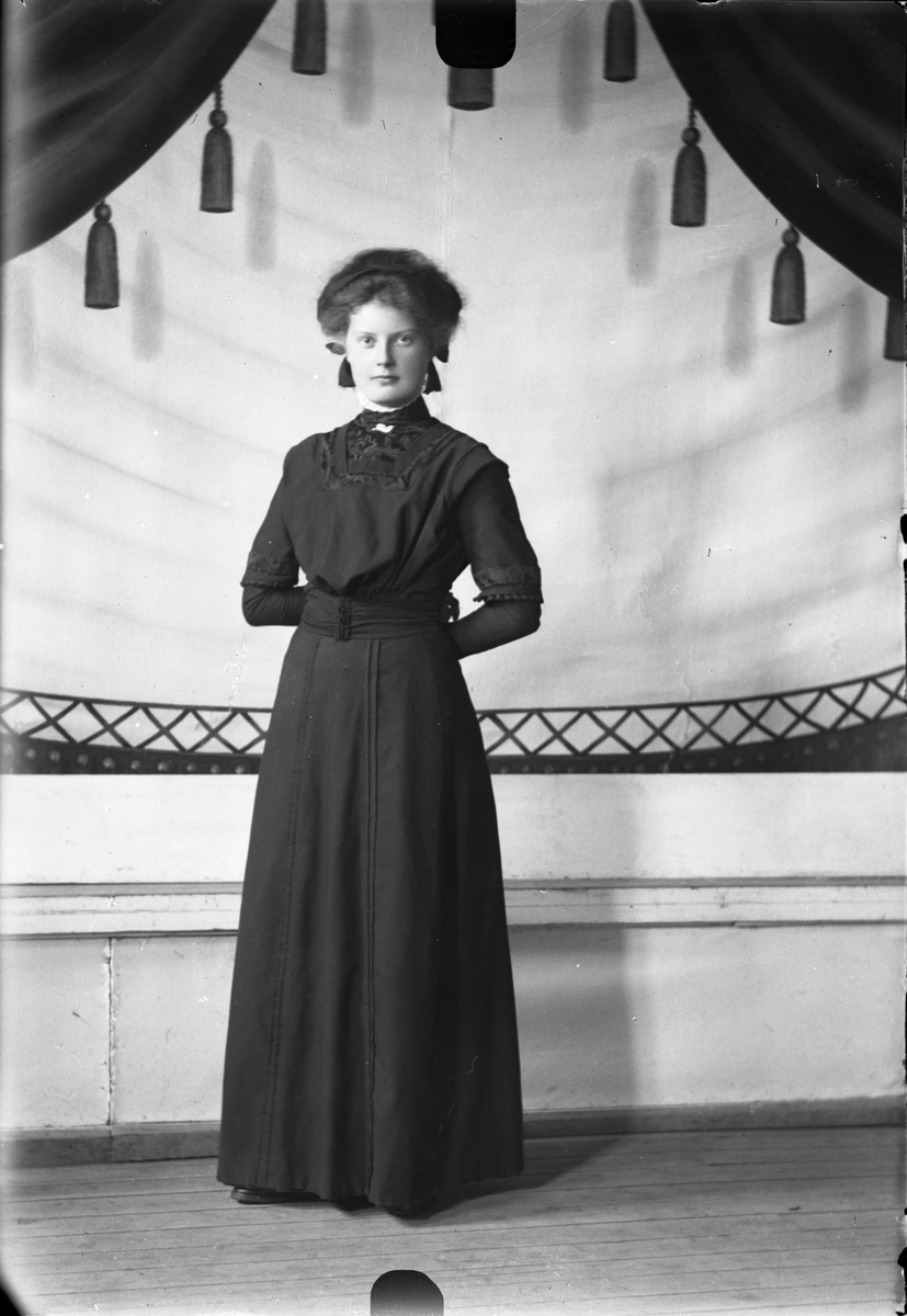 Oscar Holte, Portrett, person, klær,