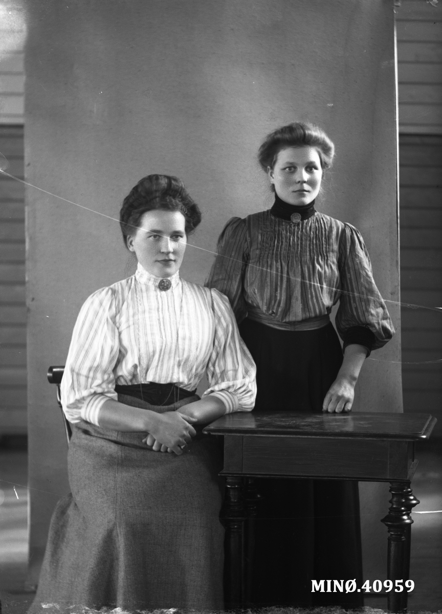 Oscar Holte, Portrett av to kvinner - til venstre: Petra Husom (5.3.1883-1951), til høyre: Marie Bakken (født 18.8.1890)