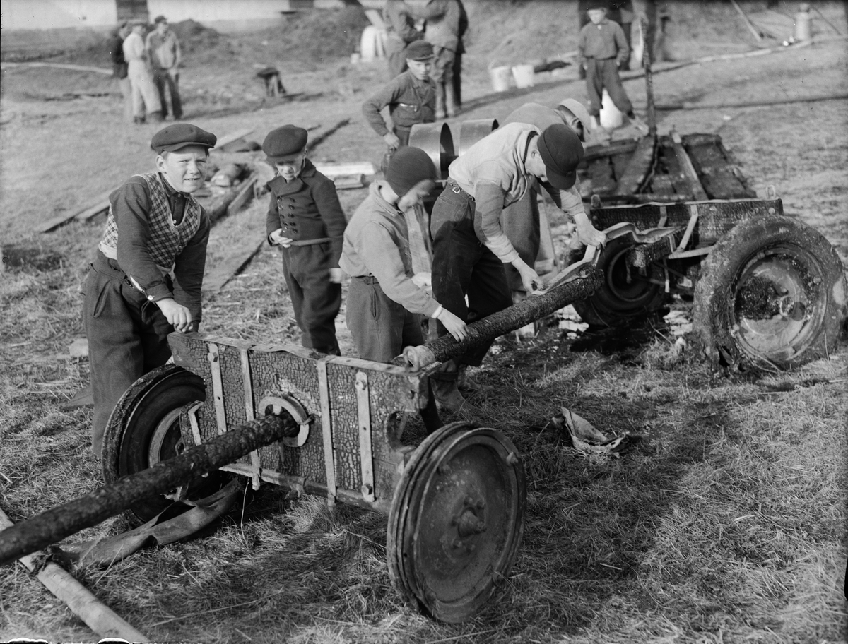 Paul Sandberg, Fire extinguishing, likely at Bälinge Church, Uppland 1941