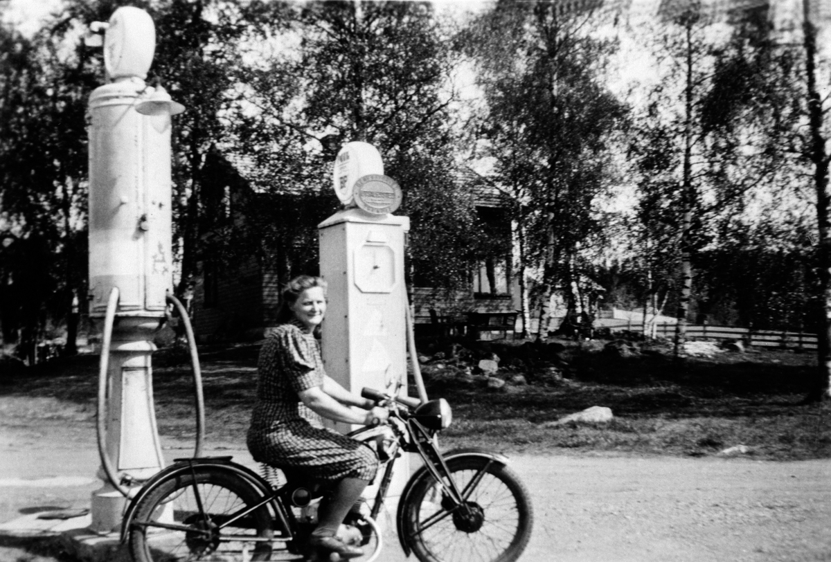 Anno Domkirkeodden, BJØRK BENSINSTASJON, BENSINPUMPER, INGER MARIE KARLSEN PÅ MOTORSYKKEL DKW RT3 CCM, MODELL FRA SENT PÅ 1930-TALLET, ÅDALSBRUK Løten.