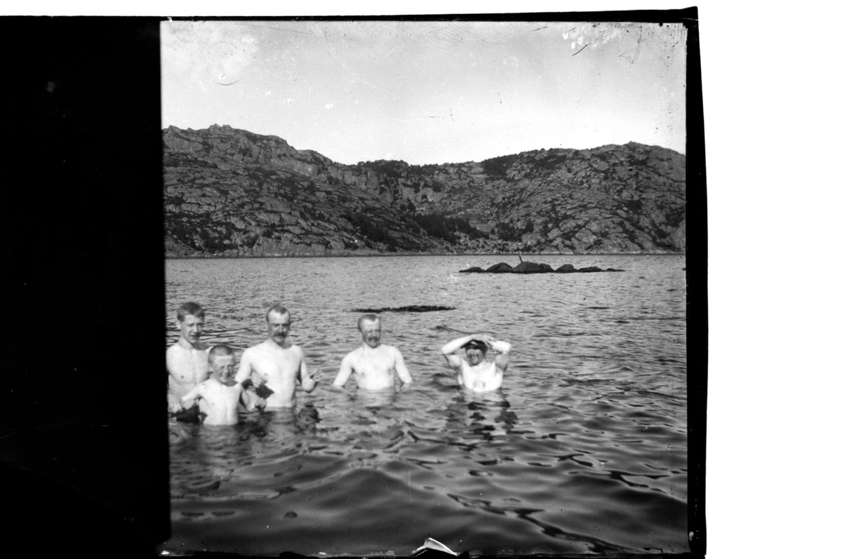 Rolf Sr. Sundt, Tre voksne og to unge menn bader ved Farøy i Farsund. Fotografert rundt 1904.