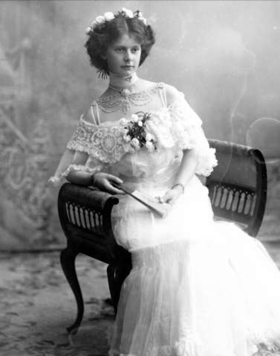 Gustav Borgen, Portrett, kvinne i hvit kjole, med blomst på brystet og håndvifte. Overrettssakfører Larsens datter(?), frøken C. Larsen.