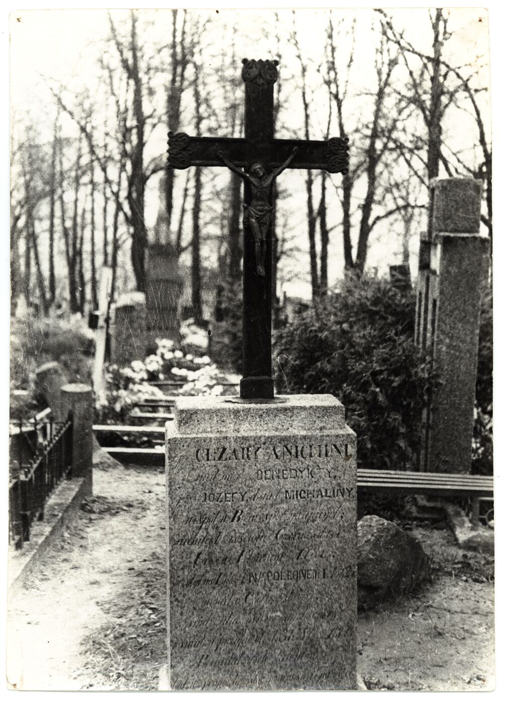 Nežinomas fotografas, L. C. Anichini paminklas Raudondvario kapinėse