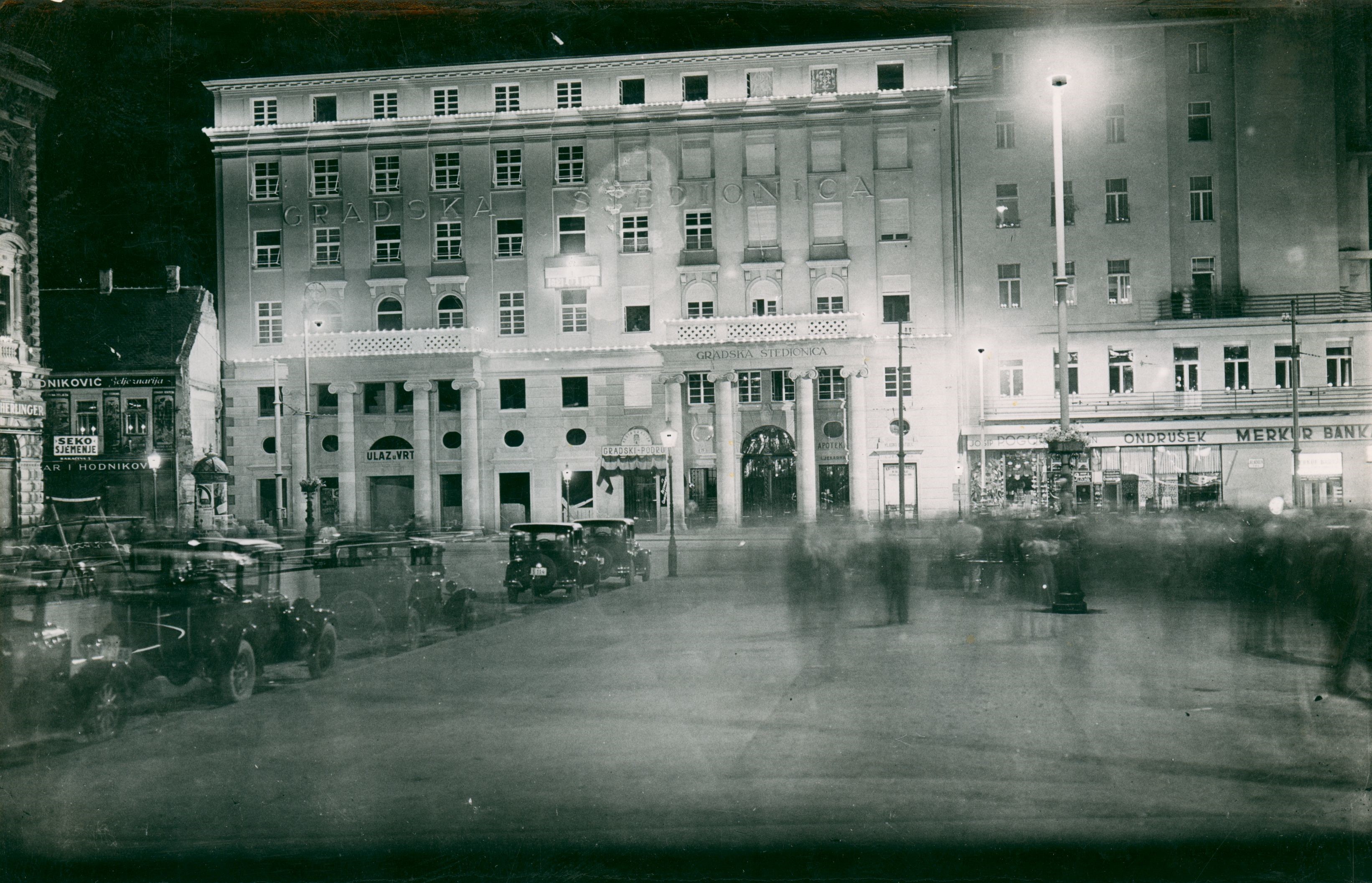 Vladimir Horvat, Zagreb - Trg bana Jelačića - Gradska štedionica u noćnoj rasvjeti