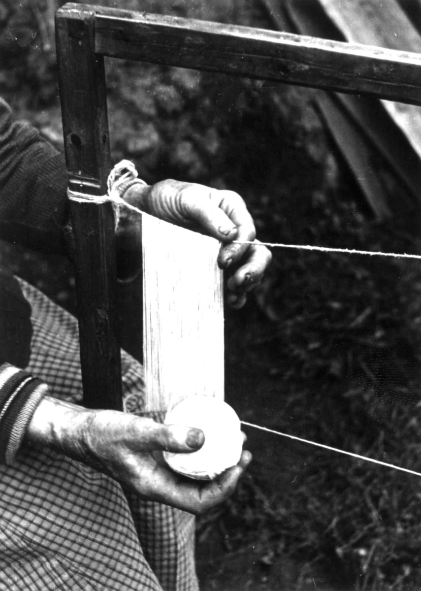Anna Grostøl, Skjåk, Oppland 1941. Guro Breiskriden med sprangarbeid.