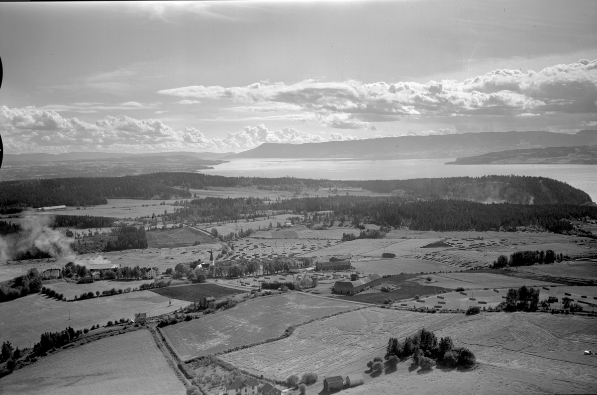 Anno Domkirkeodden, Flyfoto av Furnes kirke og landskapet rundt. Furuberget, Mjøsa, Skreia.