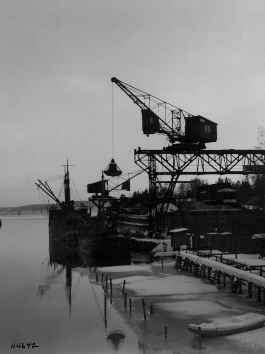 Anders Beer Wilse, Kraner, havn, vinter.