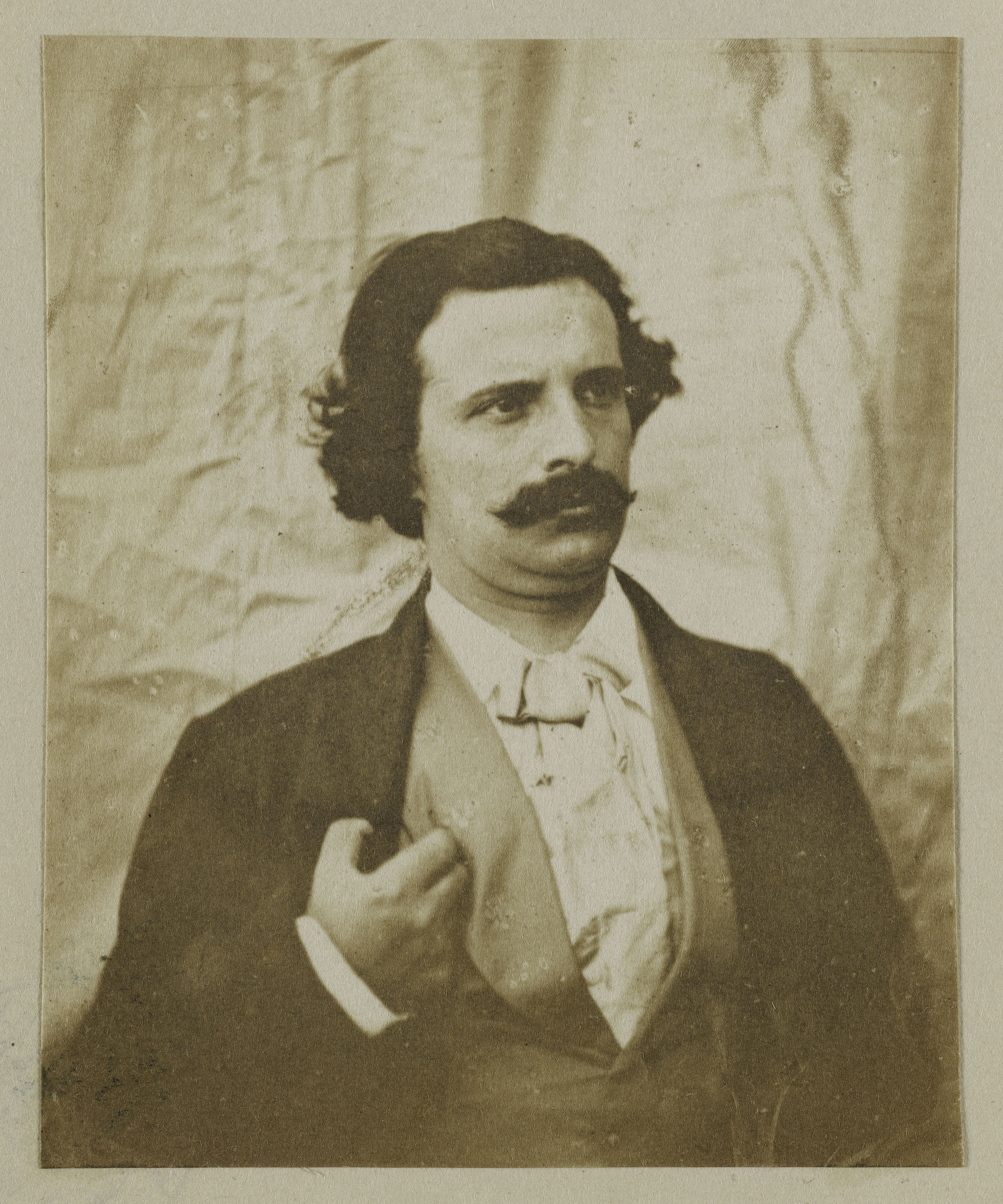 Auguste Vacquerie, Charles Hugo légèrement de profil, main droite tenant le revers de sa veste