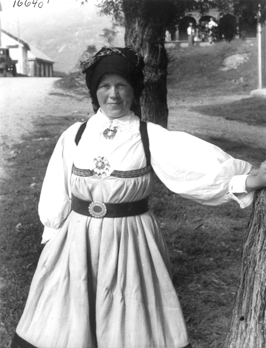Anders Beer Wilse, Kvinnedrakt