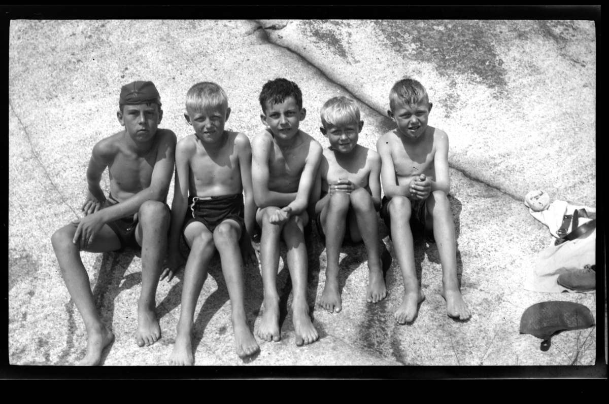 Rolf Sr. Sundt, Fem gutter på svaberg i Ula. Fra venstre Herman Kragh, Terrence Despard samt tre lekekammerater fra Ula. Fotografert 1932.