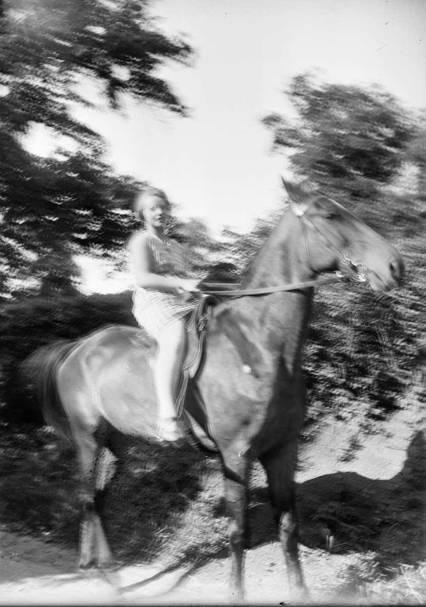 Okänd,, Kvinna rider med häst, sannolikt i Sverige