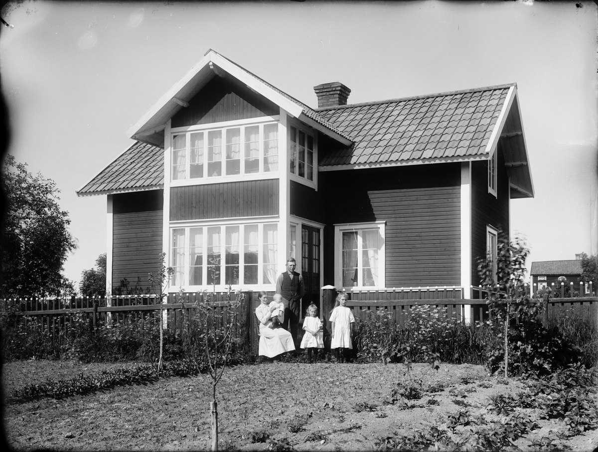 Skötsner-Edhlund, Family in front of residential buildings, Östhammar, Uppland
