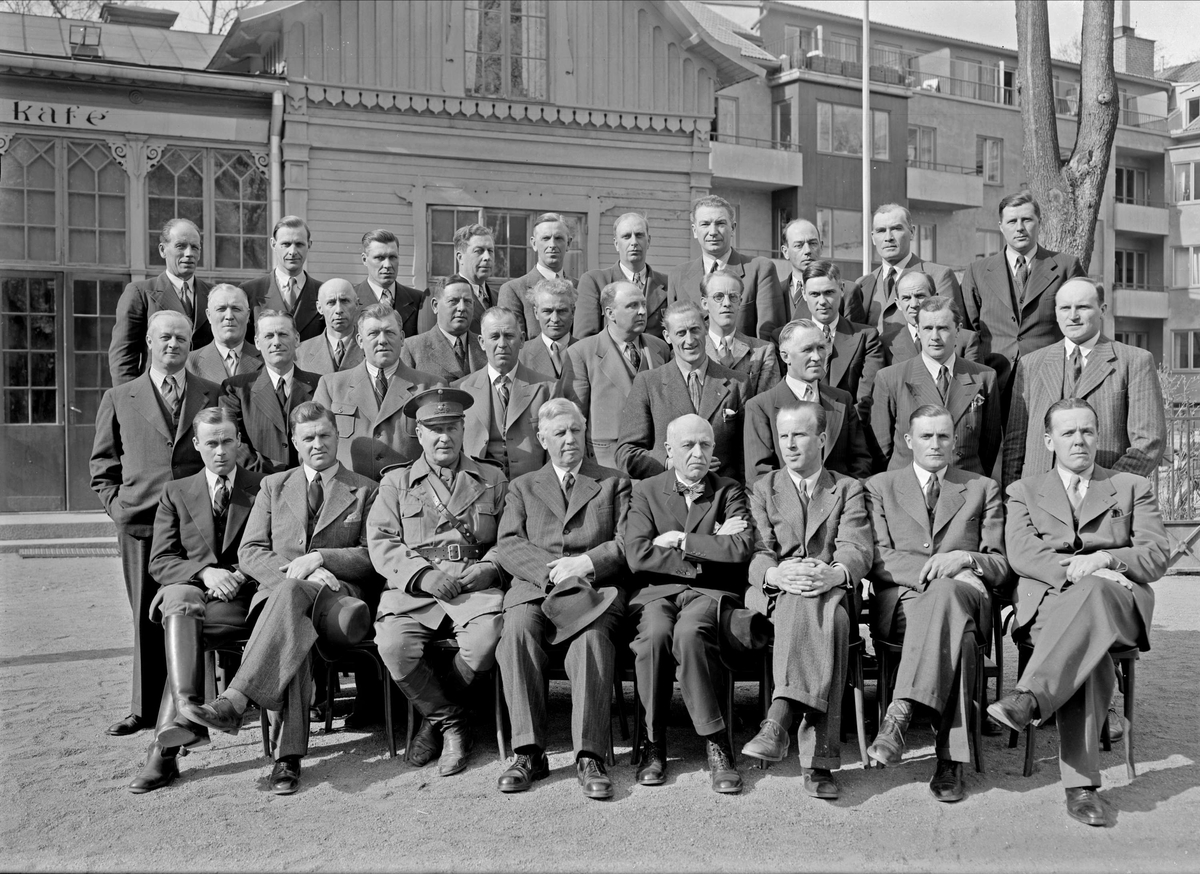 Paul Sandberg, “Weighmaster’s course in Upsala completed. Participants from all parts of the country,” The Castle Source, Uppsala 1943
