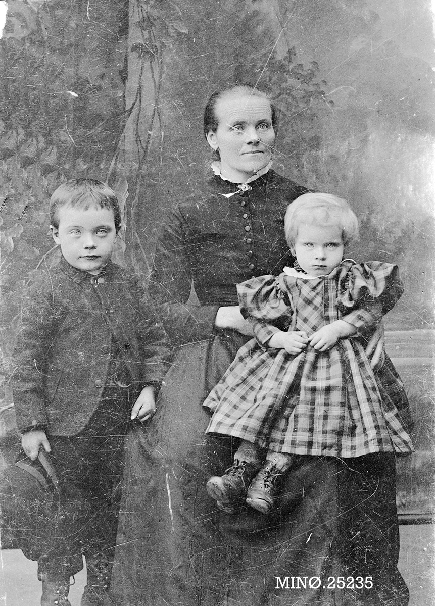 Iv. Olsen, Portrett av kvinne med to barn