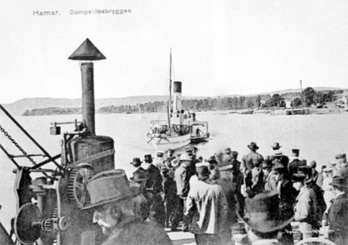 Anno Domkirkeodden, MJØSBÅT, D. S. SKIBLADNER LEGGER TIL VED BRYGGA, DAMPDREVET LØFTEKRAN, FOLKELIV