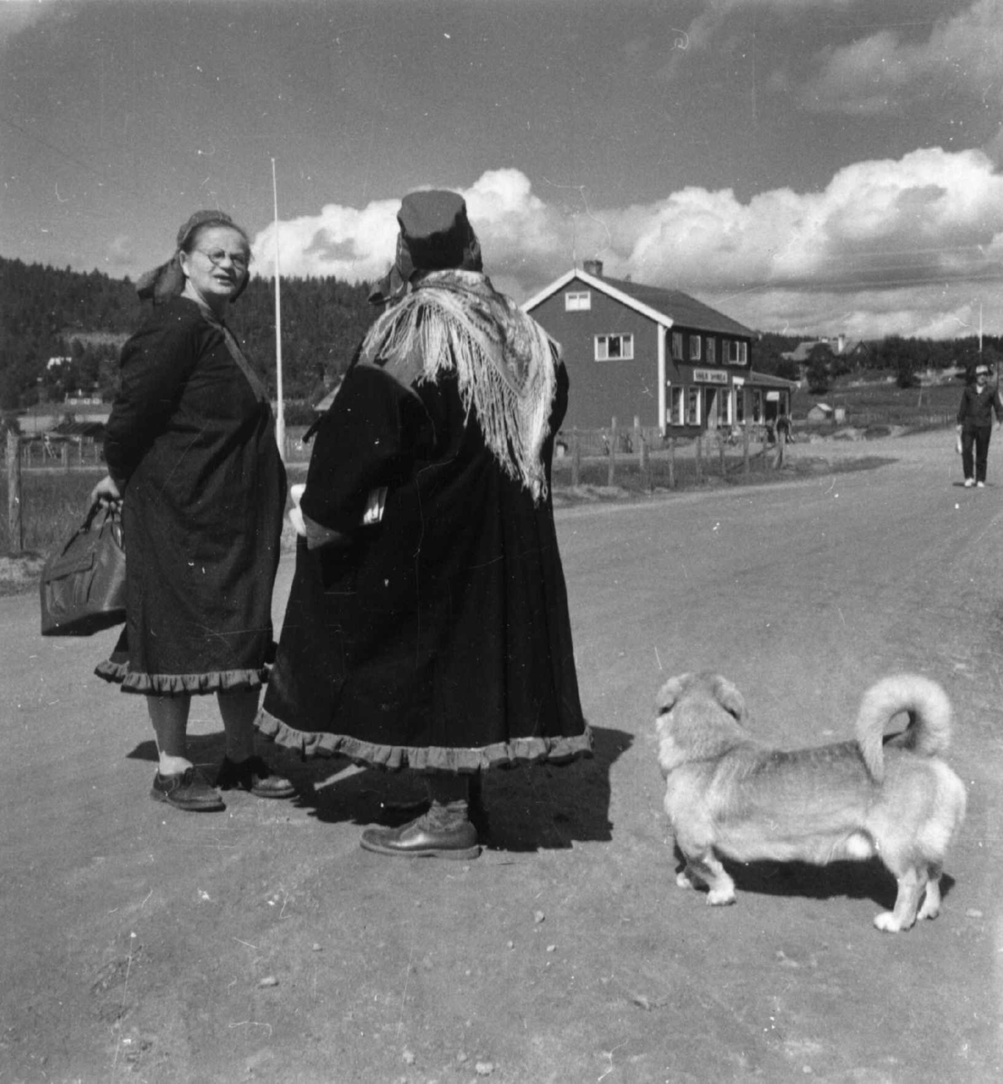 Virginia Raymond Davidson, Karasjoksamer. To kvinner i prat ved Samvirkelaget. Karasjok. 1959.