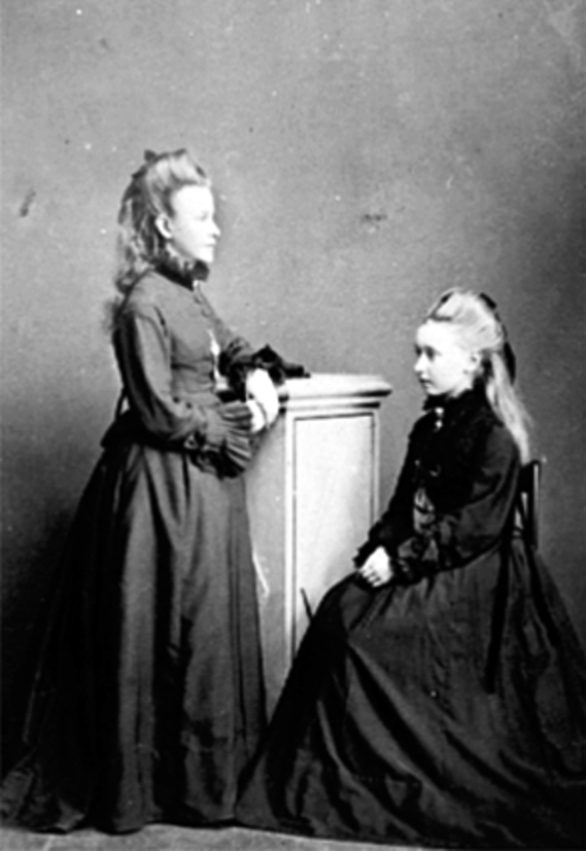 Anno Domkirkeodden, 2 KONFIRMANTER FRA VENSTRE: FREDRIKKE FREDERIKSEN 1862 - 1948, RAGNHILDA ERIKSEN: SENERE FOTOGRAF, PIKEKJOLER