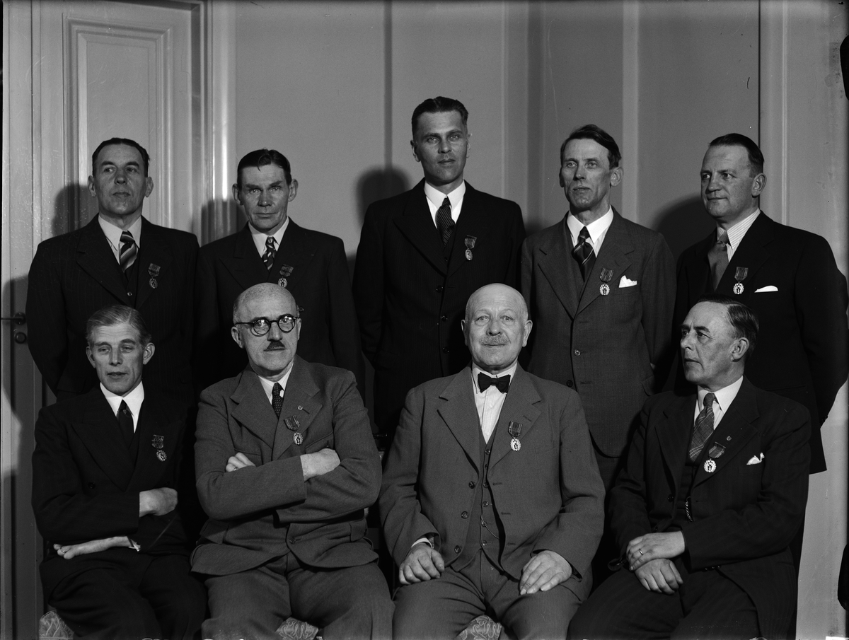 Paul Sandberg, "Alltför ringa anslutning till luftskyddsförbundet - vid årsmötet närvarande medaljörer", Uppsala 1943