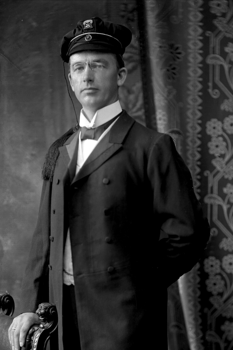 Gustav Borgen, Portrett, mann med studentlue. Olav Moen.