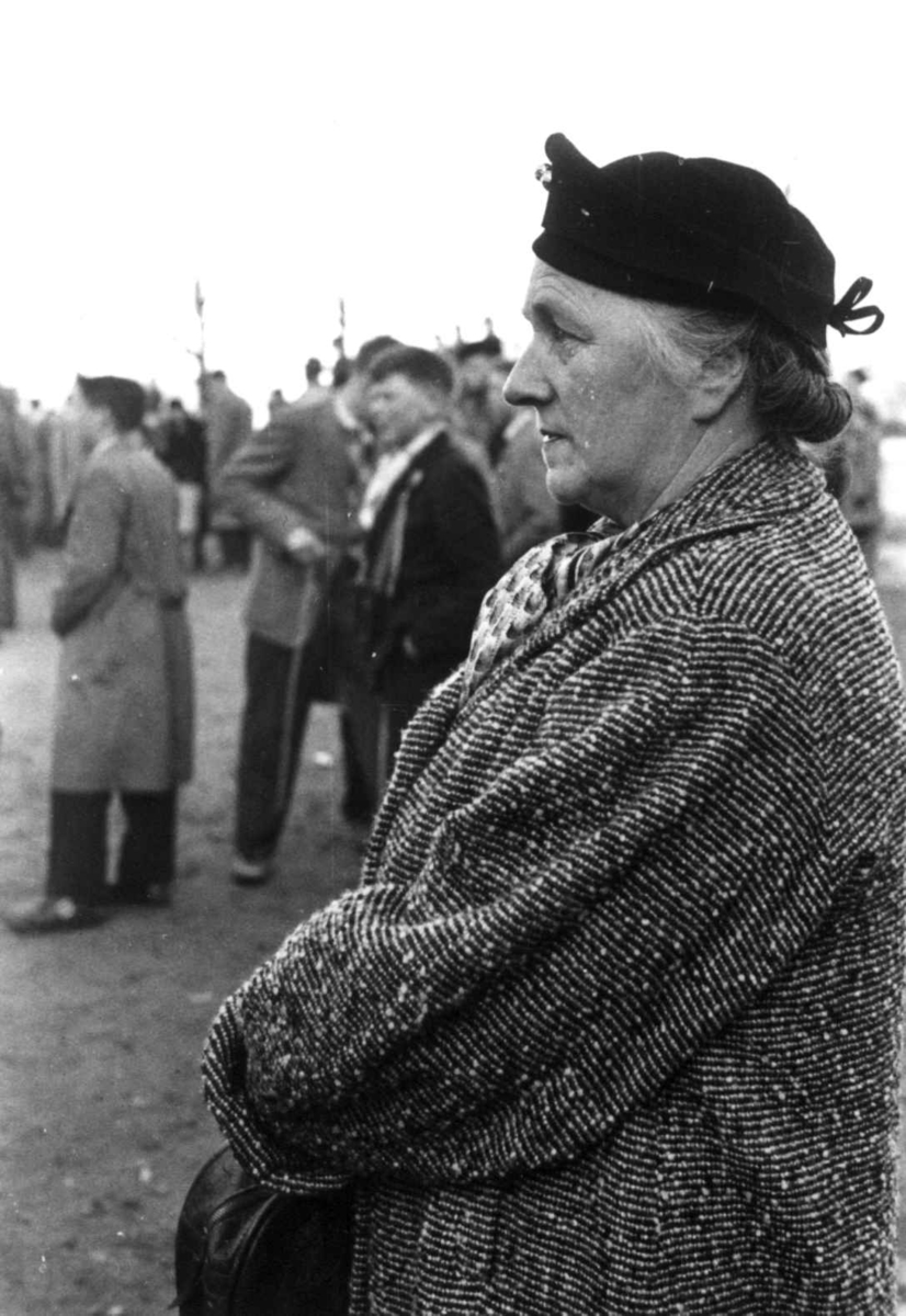 Anna Grostøl, Portrett av en ukjent kvinne med hatt og kåpe. Alta eller Tromsø antagelig 1940-årene.