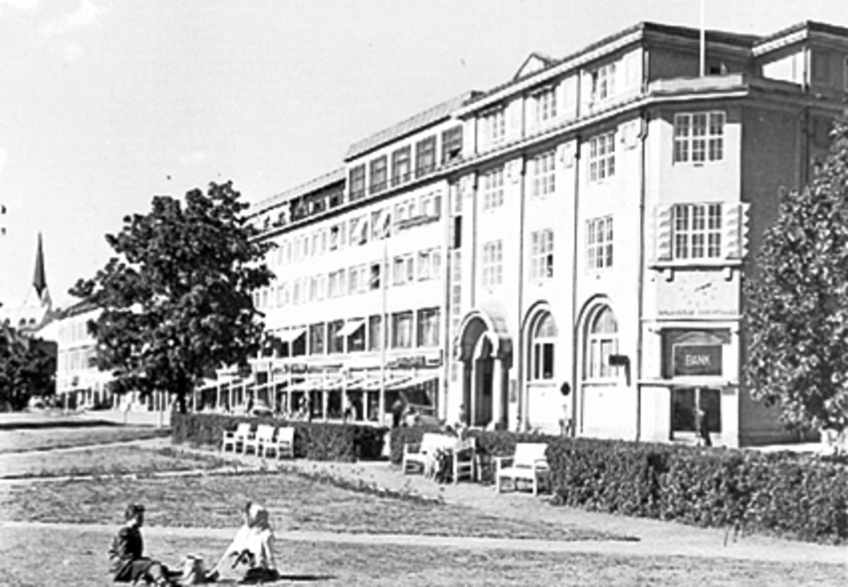 Anno Domkirkeodden, FRA STRANDGATEPARKEN, EKSTERIØR OPLANDSKE KREDITBANK, STRANDGATA 41