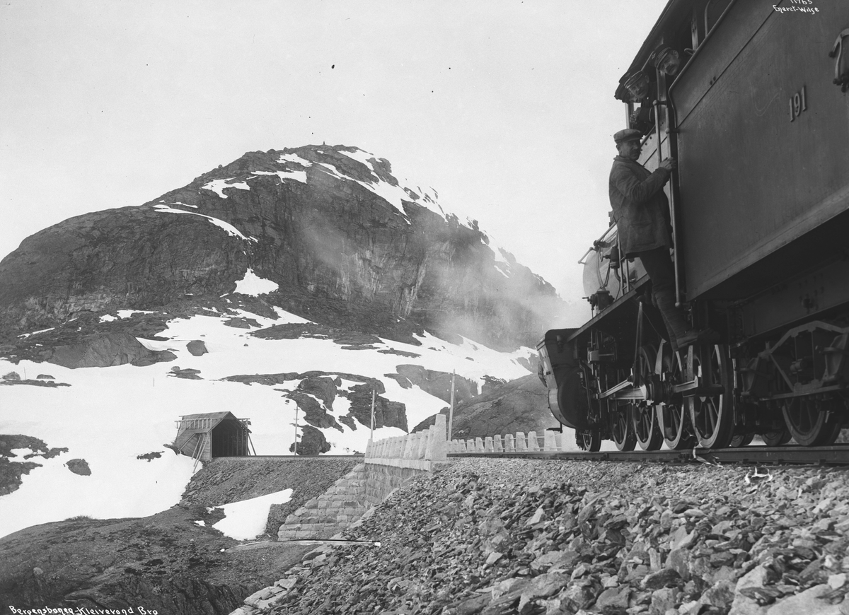 Anders Beer Wilse, Prot: Kleivevanns Bro fra øvre side med Lokomotivpersonale, 10/5 1910