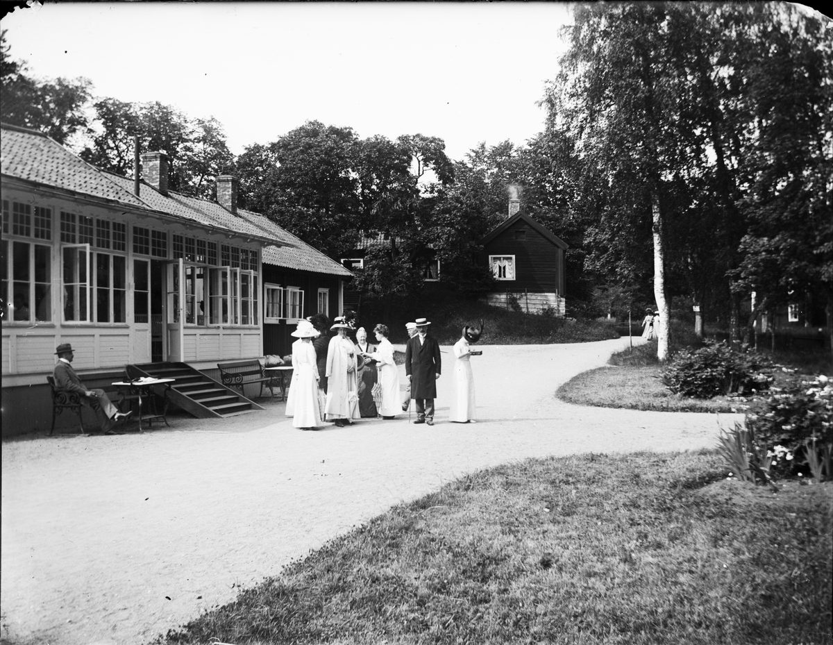 Okänd,, Women and men outside the restaurant, Sätra brunn, Sala