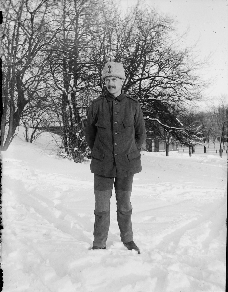 Skötsner-Edhlund, Man i militäruniform, Boden