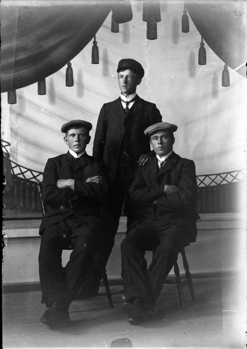 Oscar Holte, Portrett av tre menn