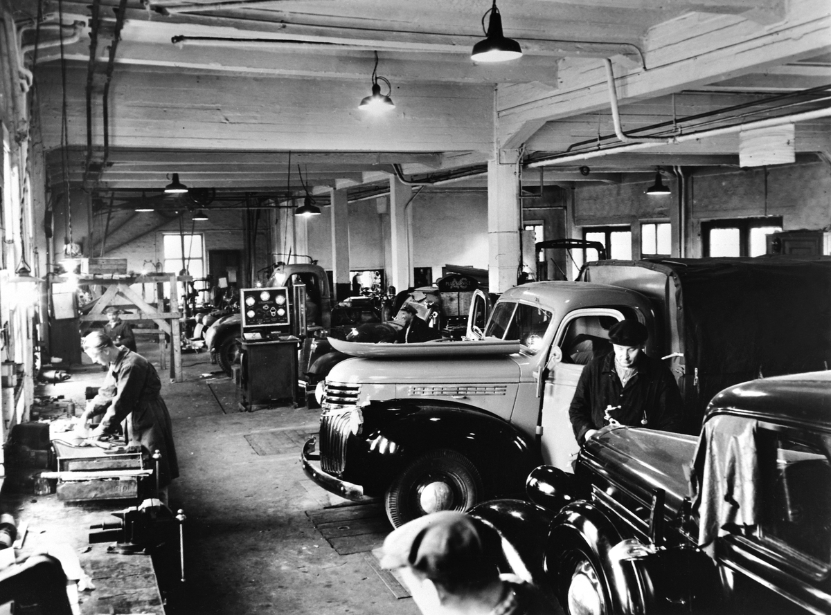 Anno Domkirkeodden, INTERIØR BILVERKSTED, OUSTAD MEK. VERKSTED, 4 BILMEKANIKERE I ARBEID, CHEVROLET LASTEBIL 1946-47 MODELL