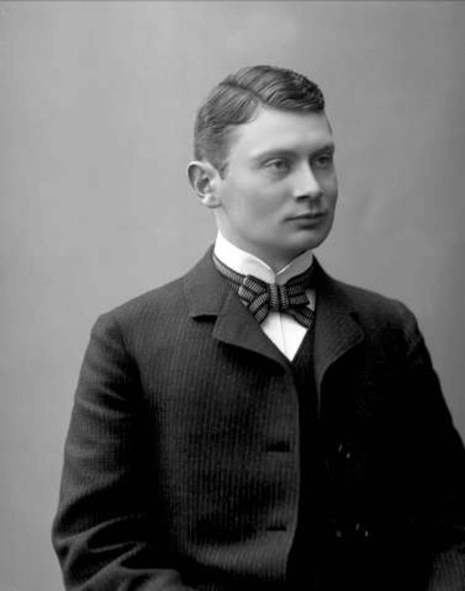 Gustav Borgen, Portrett, mann i dress. Skogsforvalter Løvenskiold.