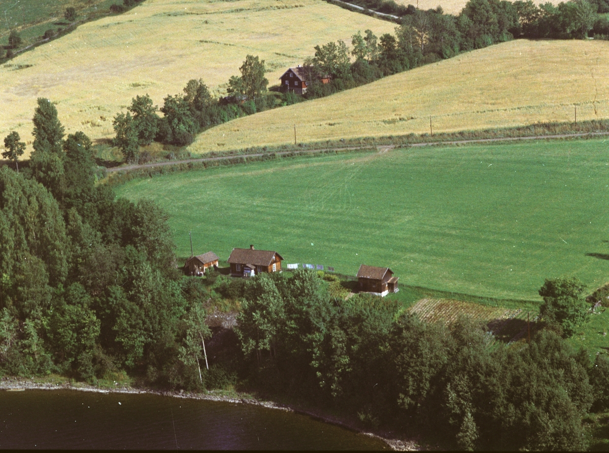 Widerøes Flyveselskap A/S, Flyfoto av plassen Bakkevik, Mengshoel.