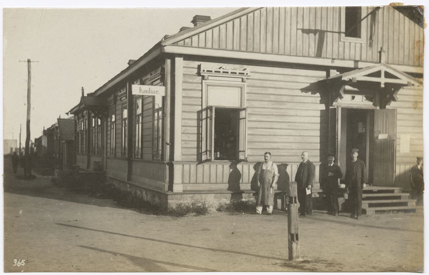 Wilhelm Alb. Bechtel, Šalia valgyklos pastato