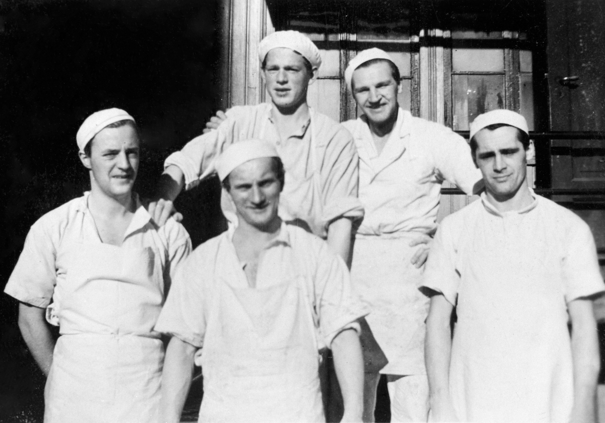 Anno Domkirkeodden, GRUPPE 5 BAKERE HOS HROAR NORDSTRØM (BERGS EFTF. ) FORAN FRA VENSTRE: ROLF NORDSTRØM, OLE FARBERG, ODDVAR BJERKE, BAK: JOHAN JOHNSEN, GUNNAR WESTGAARD, HÅNDVERKERE