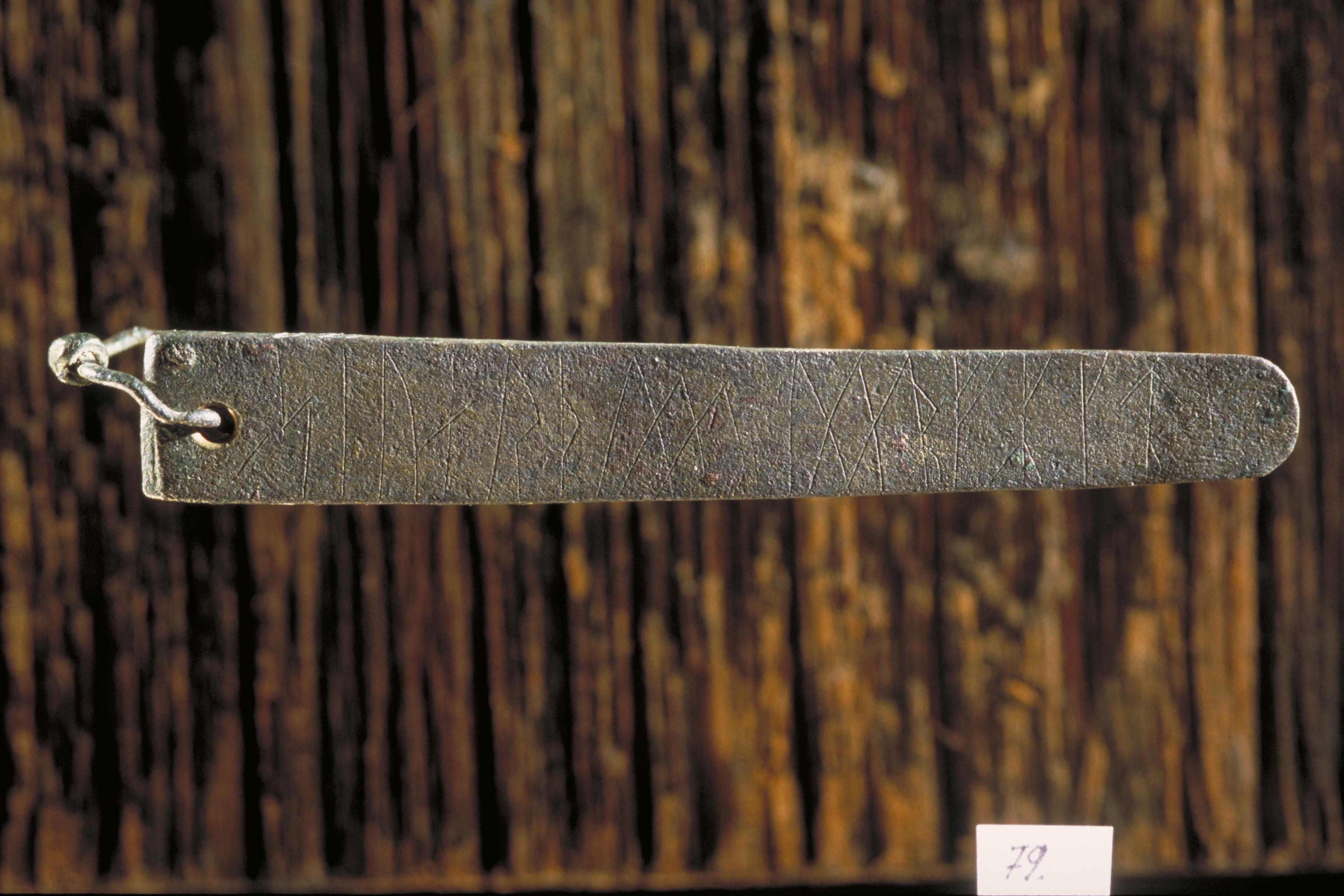 Bengt A Lundberg, Kat nr 079 Amulett av brons, från Danmark