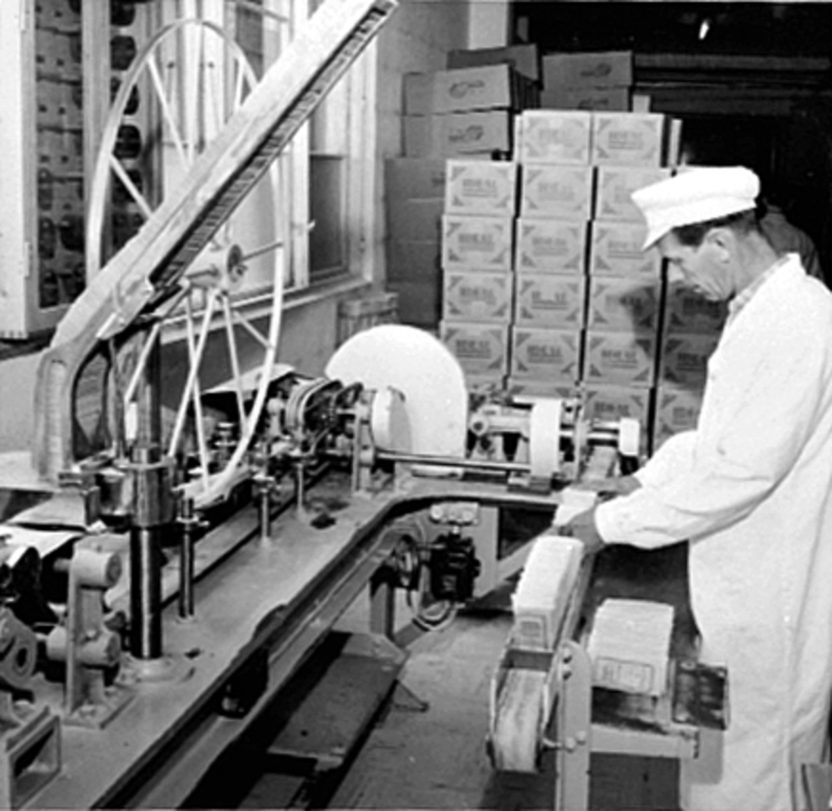Anno Domkirkeodden, INTERIØR IDEAL FLATBRØDFABRIKK A/S, GRANRUD VED KUVERTPAKKEMASKIN. SERIEPAKKING AV FLATBRØD, VANGSVEGEN 51