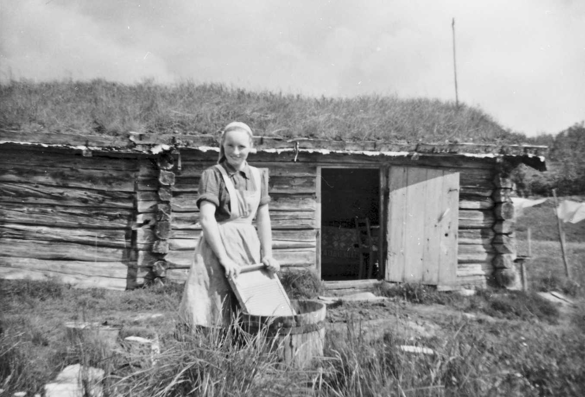 Rachel Haarseth, Kvinne, vaskebrett, vaskebalje, seterhus. Seterkulle på Nysetra, Gerd Johnsgård, f. Jakobsen