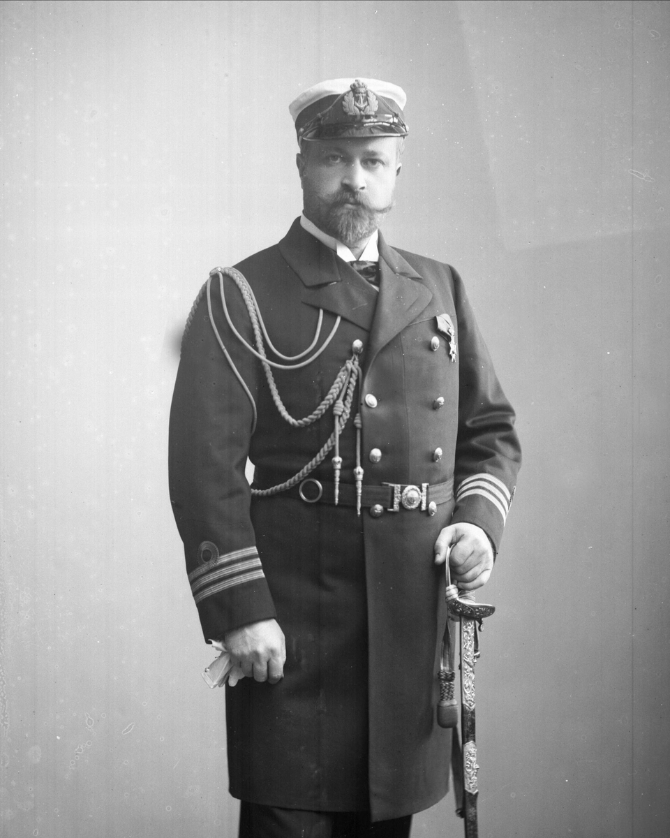 Gustav Borgen, Portrett, Gustav Christian Oscar Rehbinder Gade (1863-1926) i uniform som kaptein i marinen.