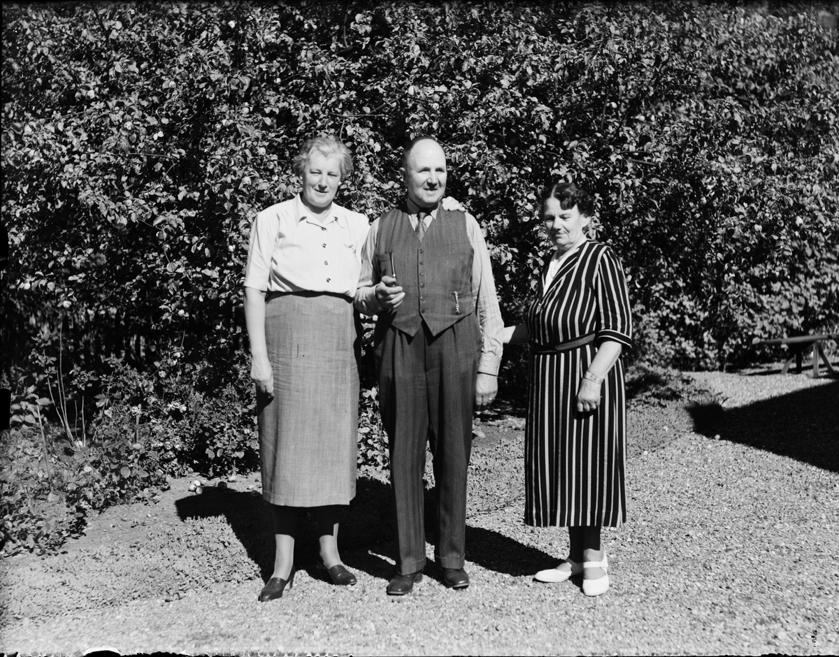 Skötsner-Edhlund, Man and two women stand at the break, Östhammar, Uppland