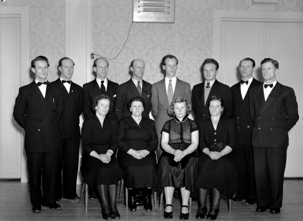 Anno Domkirkeodden, GRUPPE: FAMILE 12 STK. FAMILIEN LARSEN, STANGE, TIL HØYRE: HARALD LARSEN.