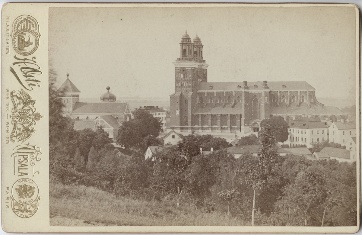 Henri Osti's Fotografiateliér, Uppsala domkyrka och Helga Trefaldighets kyrka från Slottsbacken, Uppsala, före 1885