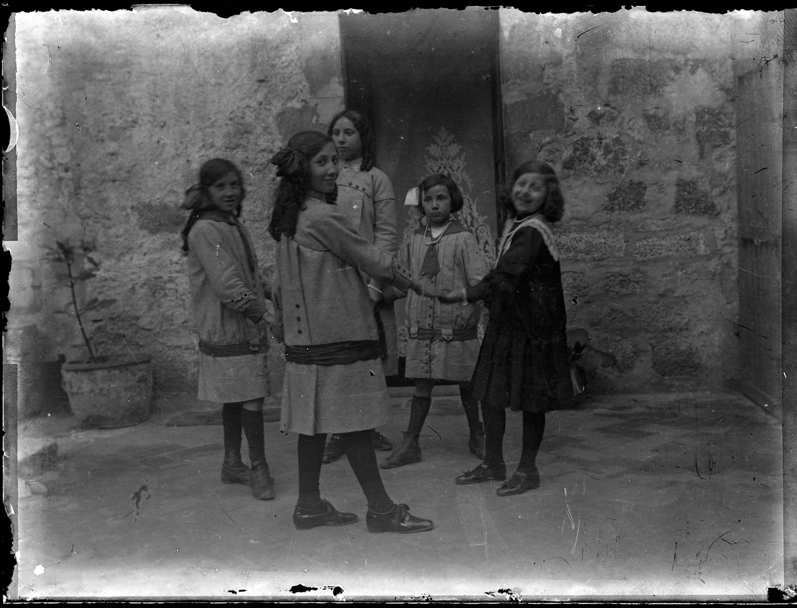 Desconegut, [Girls playing]