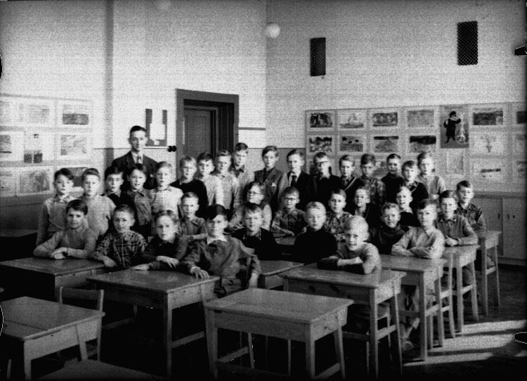 Sven Lindskog, Olaus Petriskolan, klassrumsinteriör, 34 pojkar med lärare Tore Zötterman. Klass 4A, sal 27.