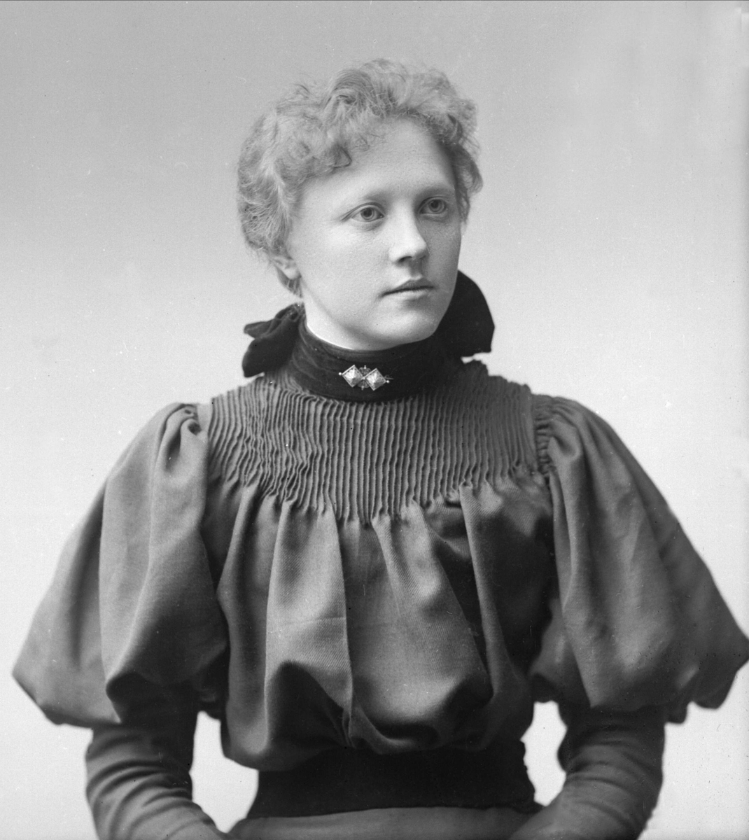 Gustav Borgen, Portrett, kvinne i mørk drakt. Kristine Saastad.