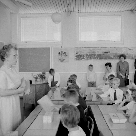 Knut Borg, Rostaskolan, klassrumsinteriör, skolbarn med lärarinna. Sussis och Hasses examen. Examen i andra klass, lärarinna Märta Ljung.
