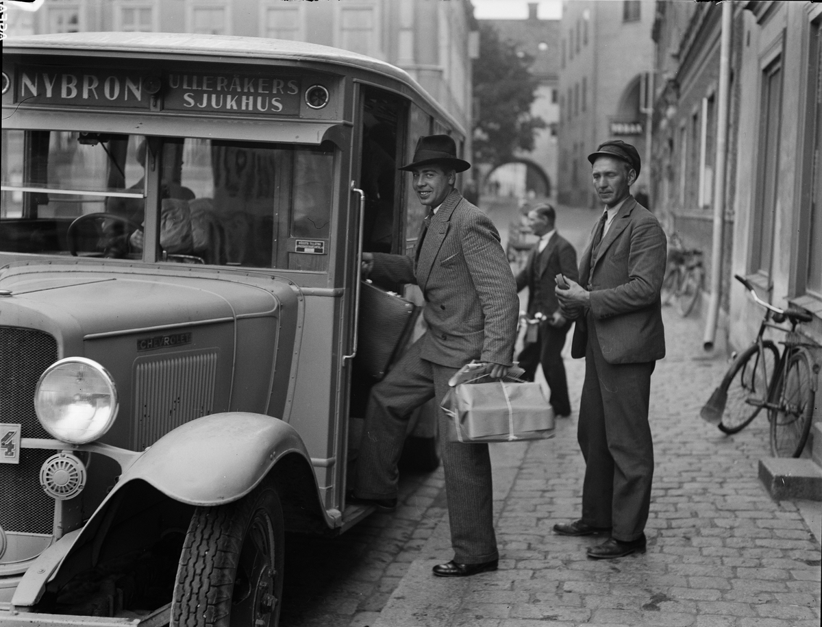Paul Sandberg, Unga män på väg till arbetsläger. Bussen står utanför arbetsförmedlingens lokaler på Fyristorg