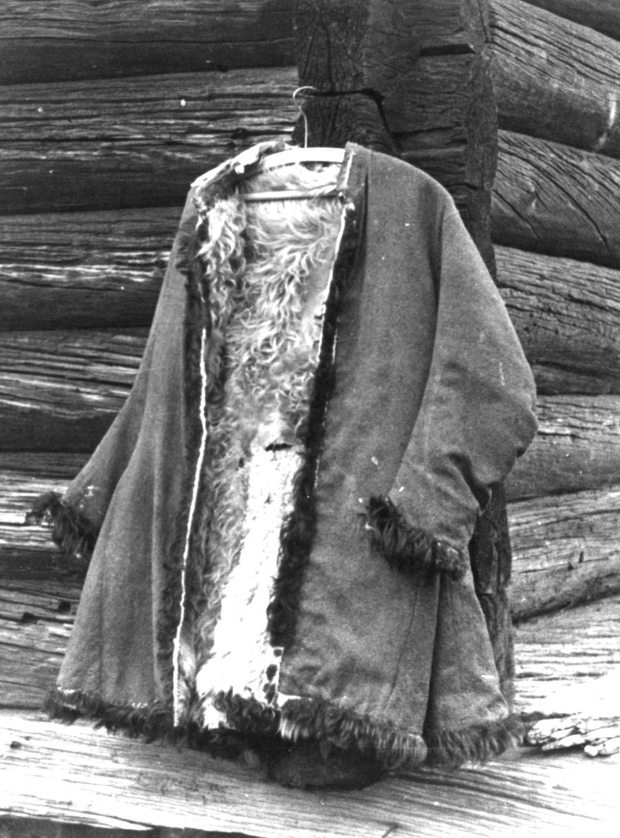 Anna Grostøl, Saueskinnstrøye med toskaft tøy i blått og rødt ulltøy. Røros, Sør-Trøndelag 1938.